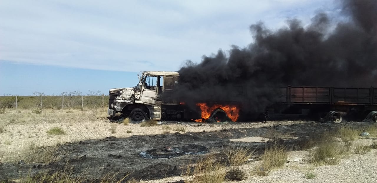 El camión Scania se consumió completamente por el fuego. Foto: Jorge Tanos.