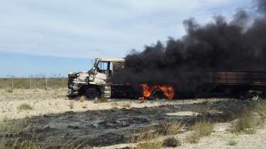 El camión Scania se consumió completamente por el fuego. Foto: Jorge Tanos.