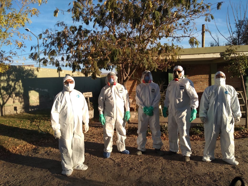 El personal municipal trabaja con trajes de protección para realizar los entierros de los fallecidos por coronavirus. Foto gentileza.