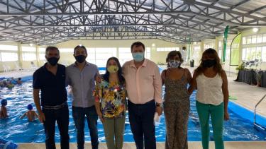 Weretilneck estuvo en Los Menucos para la inauguración de la pileta climatizada, acompañando a la intendenta Mabel Yahuar. 