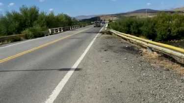 En Junín de los Andes se vivieron momentos de agresión entre quienes pretendían circular por la ruta y los manifestantes. (Gentileza captura video Info Los Andes).-