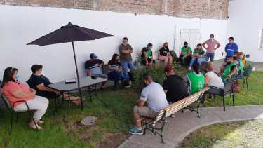 El viernes pasado el gremio se reunió con Martín en el patio de la municipalidad. Foto gentileza.