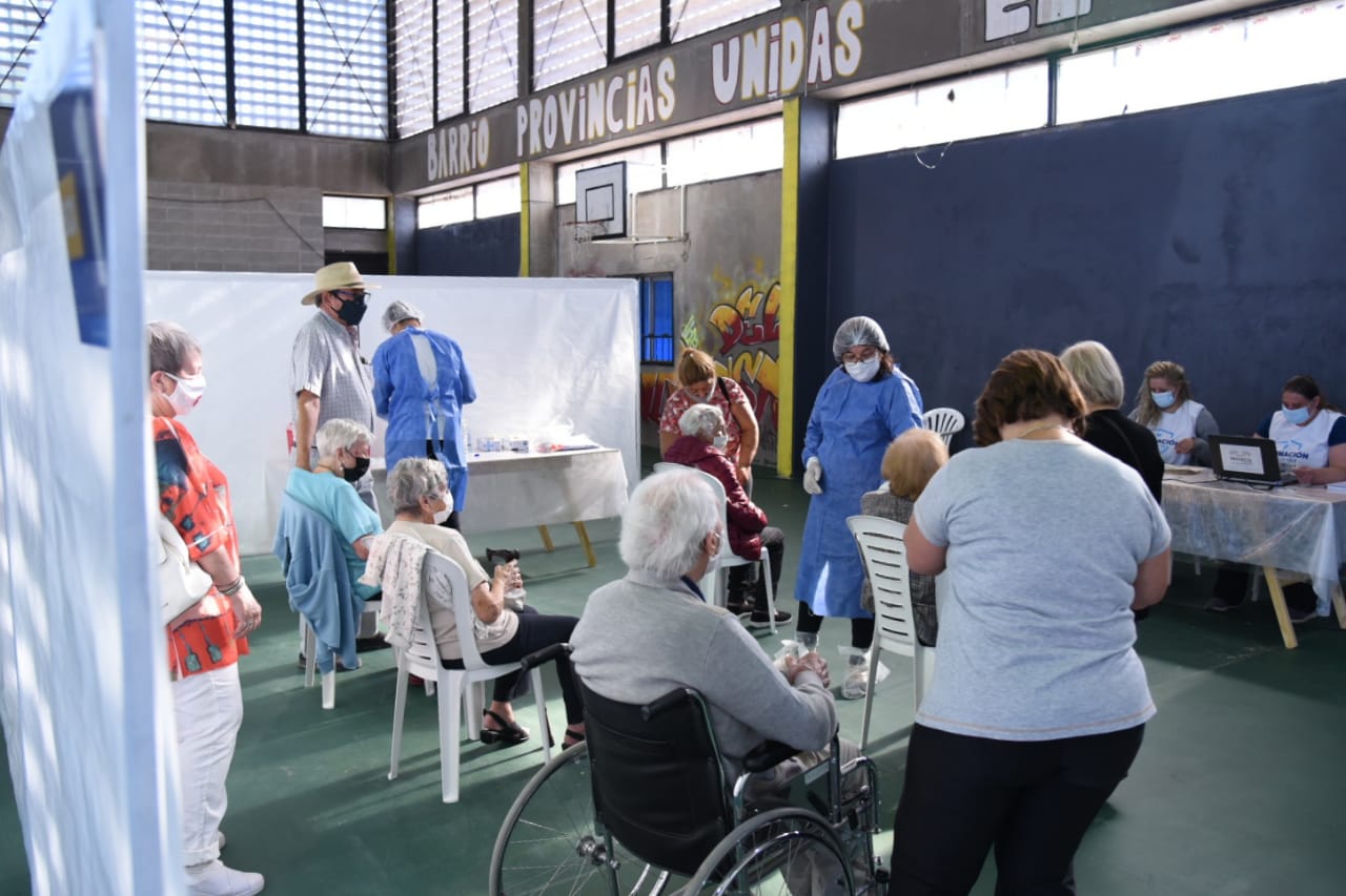 El gobernador de Neuquén resaltó que la tarea de los voluntarios es clave en los operativos de vacunación.  Foto: archivo Florencia Salto.
