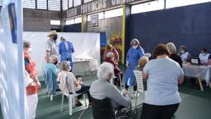 Neuquén completó la vacunación a Salud y casi cubre la franja de más de 70