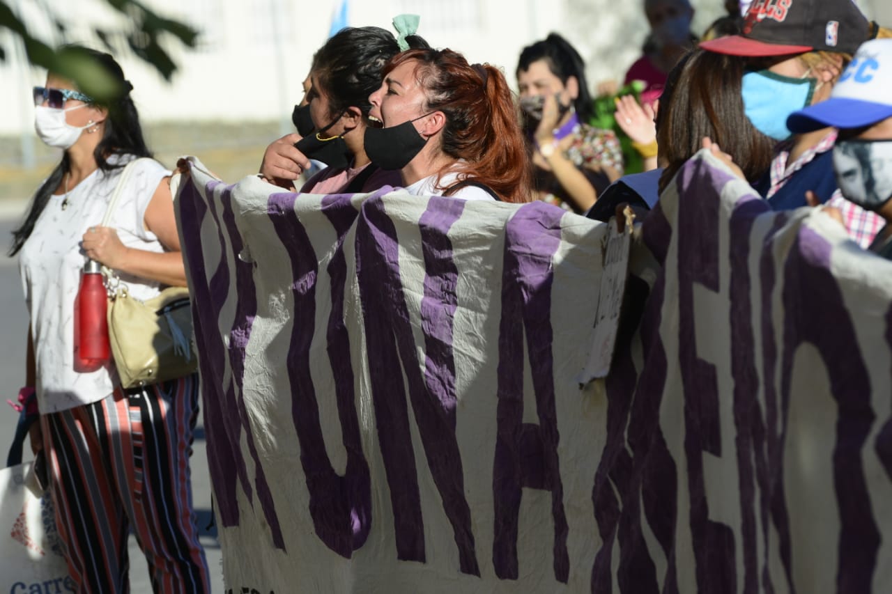 La movilización por el femicidio de Úrsula recorrió distintos puntos del centro de Roca. Foto: Andrés Maripe. 