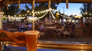 Los precios y opciones para salir a comer cerca del río en Neuquén