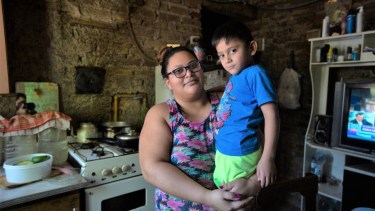 Karen y Alana en la cocina donde se preparan las tortas fritas con las que espera juntar $100.000. 