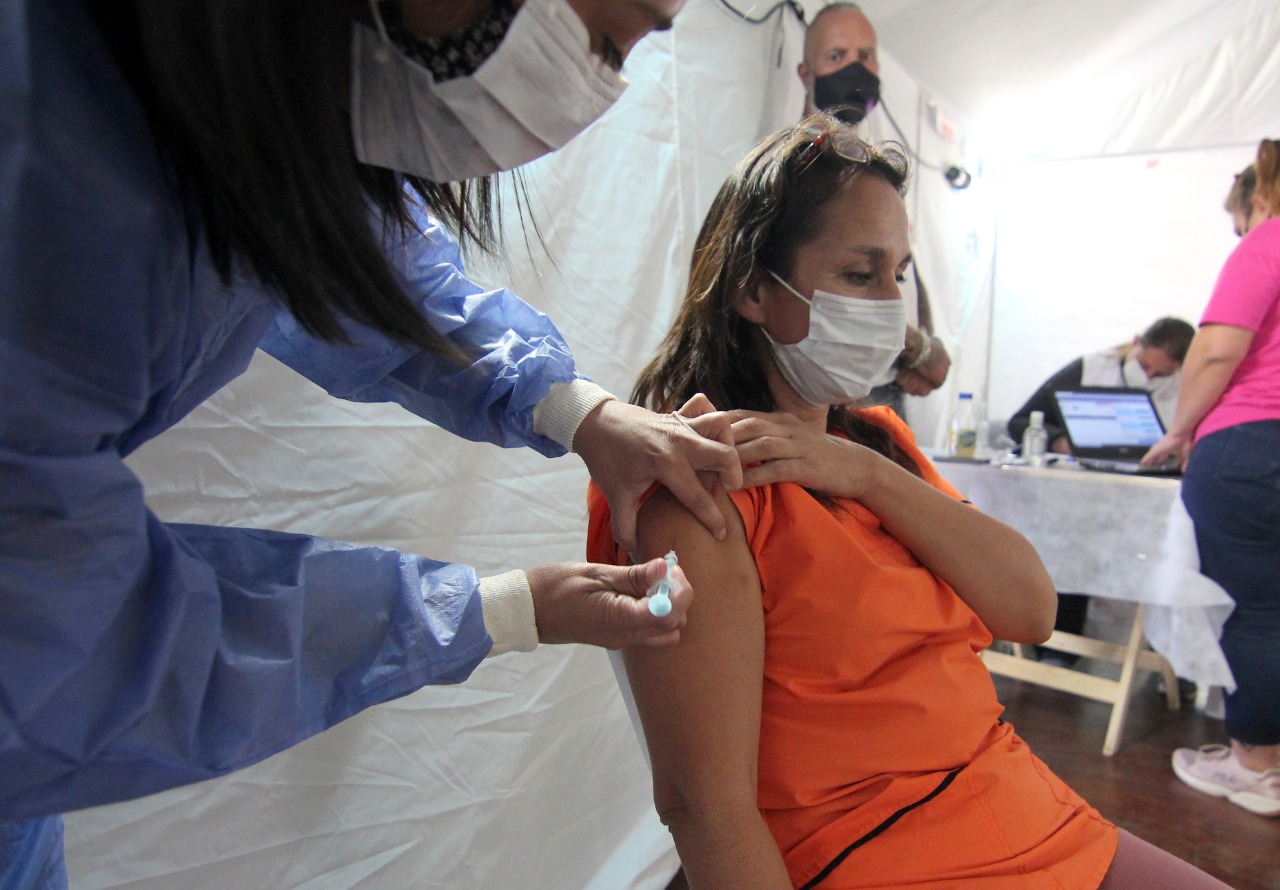 La vacunación en la ex U9 se realiza desde la semana pasada por la mañana y de acuerdo a la cantidad de dosis (foto Oscar Livera)