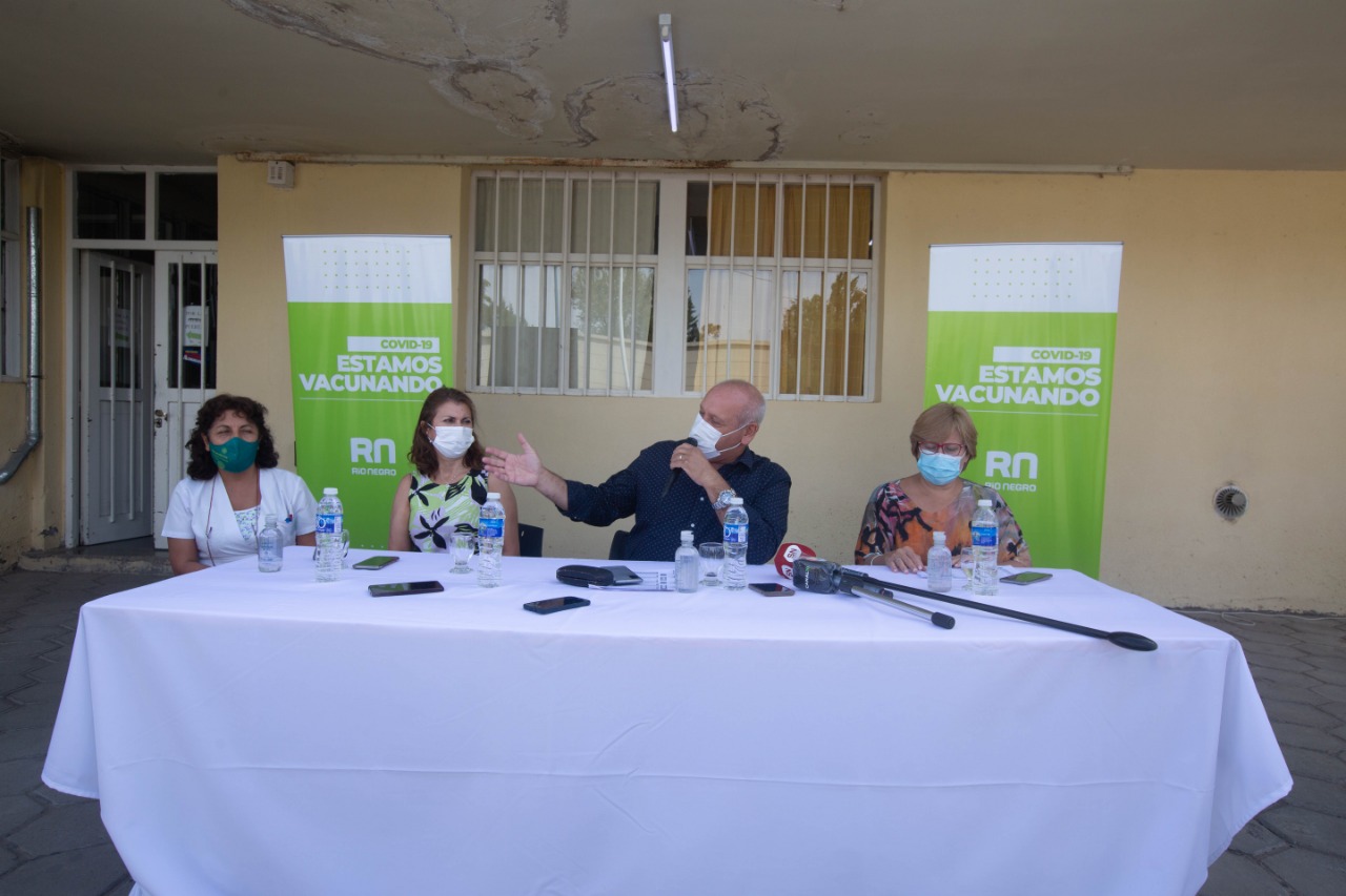 El ministro de Salud dio una conferencia de prensa en el hospital local. Foto Juan Thomes. 