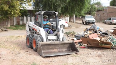 Así se trabaja en un operativo de limpieza "puerta a puerta" en Neuquén. (Gentileza).-