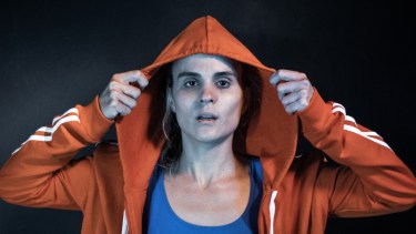 Ana Muzzin interpreta a una mujer que corre obsesivamente sobre una cinta en un gimnasio.