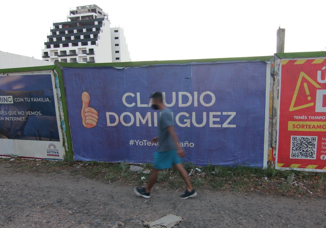 Carteles de gran porte de tinte proselitista fueron instalados a los costados de la ruta a Vaca Muerta (foto Oscar LIvera)