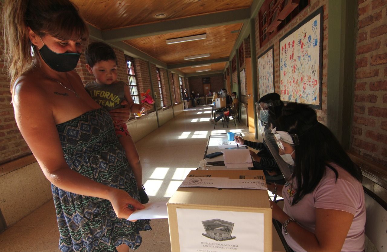 La elección se realizó en las tres escuelas primarias de El Chañar y un jardín. Foto: Oscar Livera.