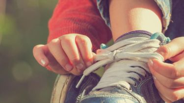 Por protocolo, docentes no pueden atar las zapatillas de sus alumnos. 