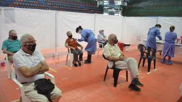 Hoy comenzó la campaña de vacunación de adultos mayores de entre 80 y 90 años. (FOTO: Yamil Regules)