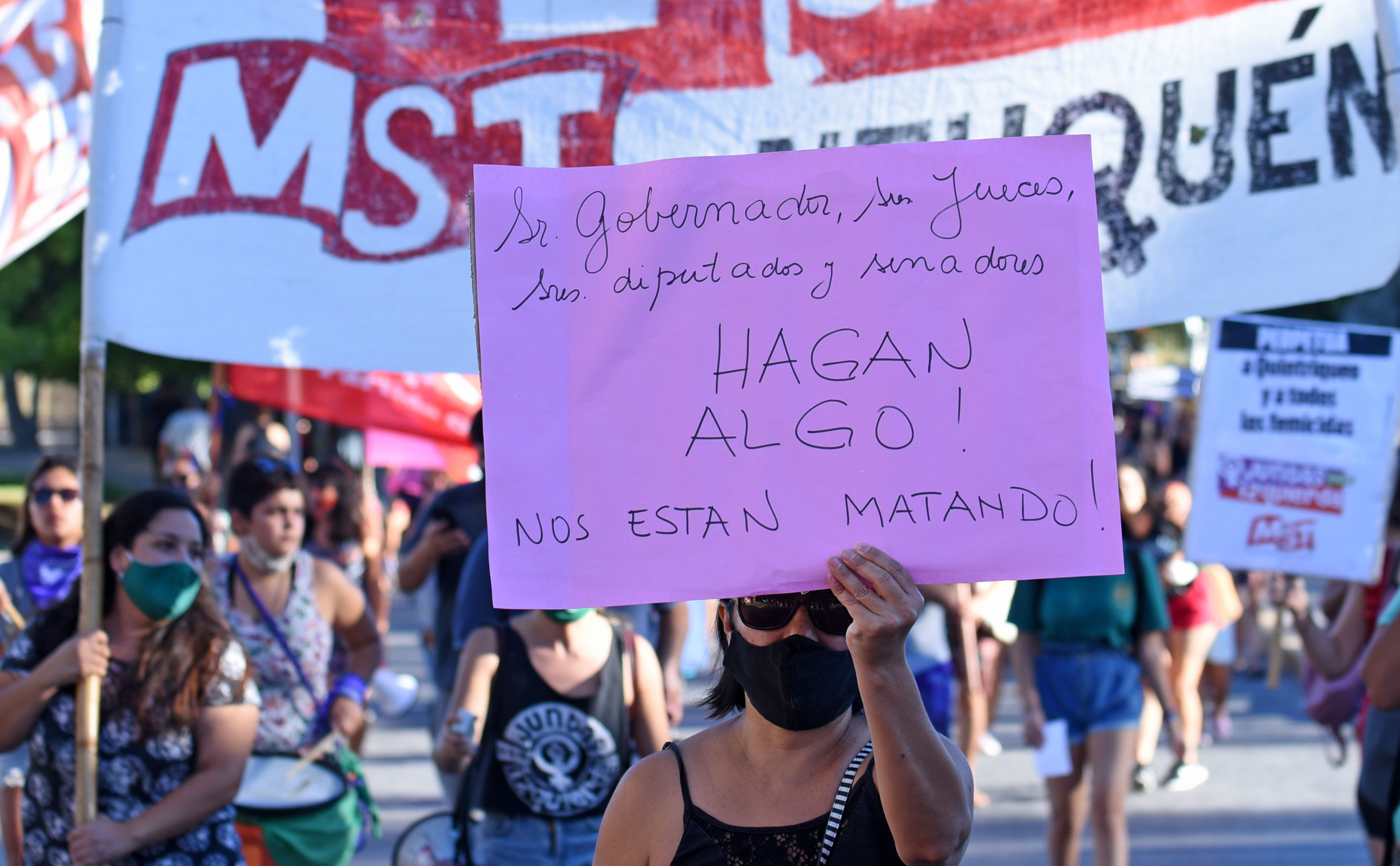 En Neuquén capital la marcha se realizó por la tarde y hubo una intervención en Casa de Gobierno. Foto Florencia Salto.