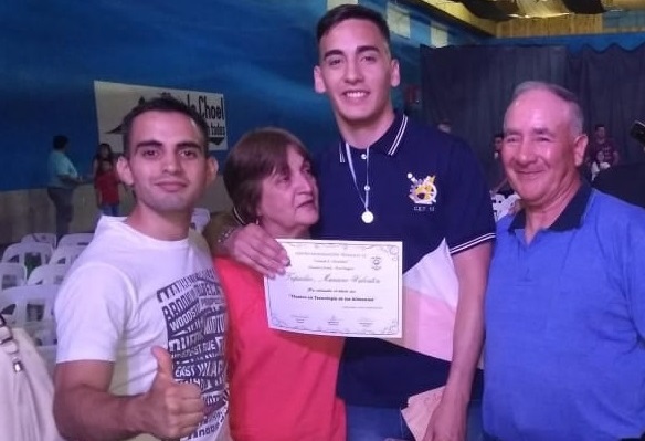 Mariano recibió su título secundario en 2019. En la imagen junto a su hermano Alan y sus padres. (foto: gentileza)