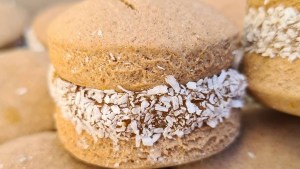 Preparemos unos tentadores alfajores de maicena y cacao