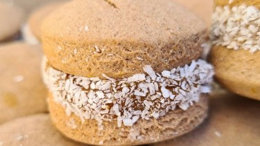 Preparemos unos tentadores alfajores de maicena y cacao