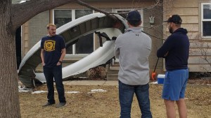 Partes de un avión cayeron en los patios de las casas en Denver, EE.UU