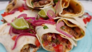 A los ricos burritos de carne y queso con masa de tortilla casera