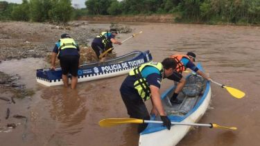 La policía de Tucumán continúa con los rastrillajes en las márgenes del río Salí.