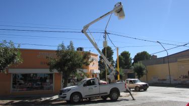 El municipio de Huergo está mejorando el sistema de alumbrado público con instalación de luces led. (Foto gentileza)