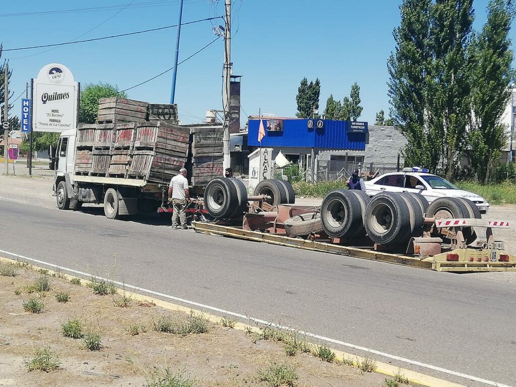 La carga de pera que transportaba el rodado se derramo sobre la Ruta 22.
Foto: Luis Leiva