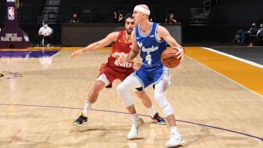 Facundo Campazzo no la pasó bien con Denver ante Los Lakers. 