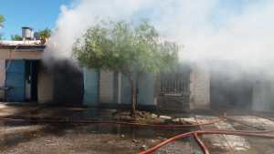 Incendio en Centenario provocó daños totales en dos viviendas