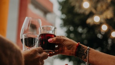 Abren un bar en Cipolletti: vinos desde la barrica más tapeo en la vereda