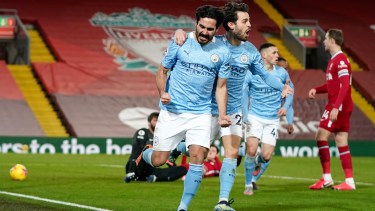 Gundogan metió los dos primeros goles en el décimo triunfo seguido del City en Premier. (Foto: AP)