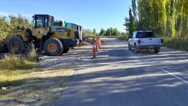Trabajan en un paso peatonal elevado sobre la 22 en el ingreso al balneario de Huergo. 