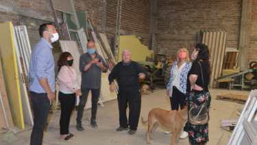 José Fuertes (centro), recibió a funcionarios del municipio para acordar un plan de asistencia al taller Apandi. (Foto Néstor Salas)