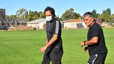 Corbalán y el presidente, Adán Valdebenito, recorrieron las instalaciones y la cancha de Sol de Mayo en Viedma. Foto: facebook Sol de Mayo 