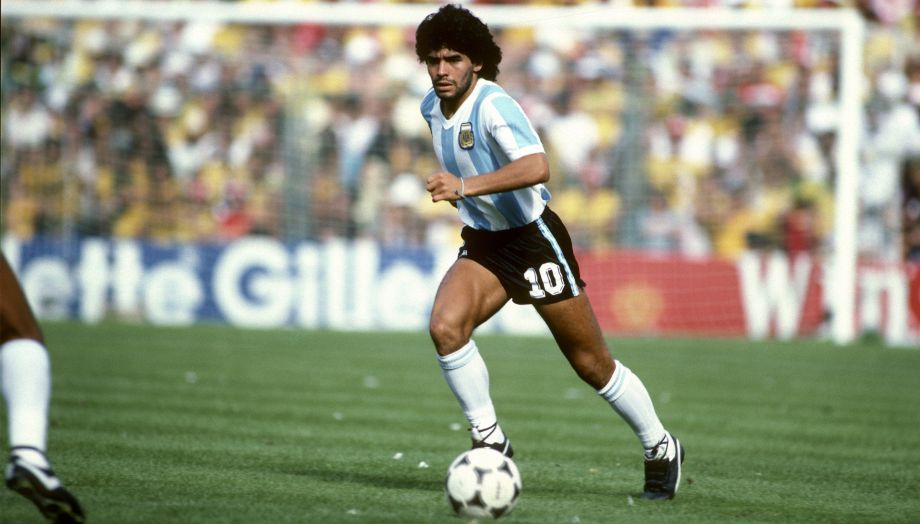 La aparición de imágenes de Maradona acompaña el duelo de sus fanáticos, que lo buscan en todos lados.-