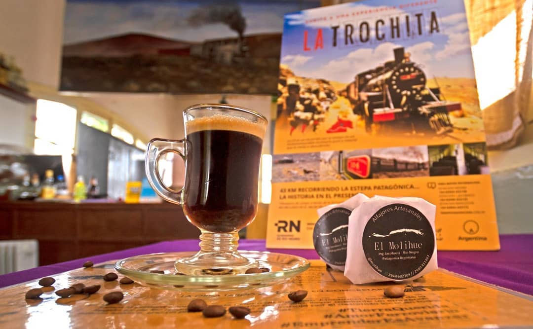 En Jacobacci la confitería "La Trochita Estación Café" te ofrece una gran variedad de exquisiteces y una buena atención. Foto: Alejandra Díaz.