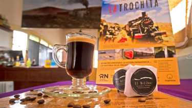 En Jacobacci la confitería "La Trochita Estación Café" te ofrece una gran variedad de exquisiteces y una buena atención. Foto: Alejandra Díaz.