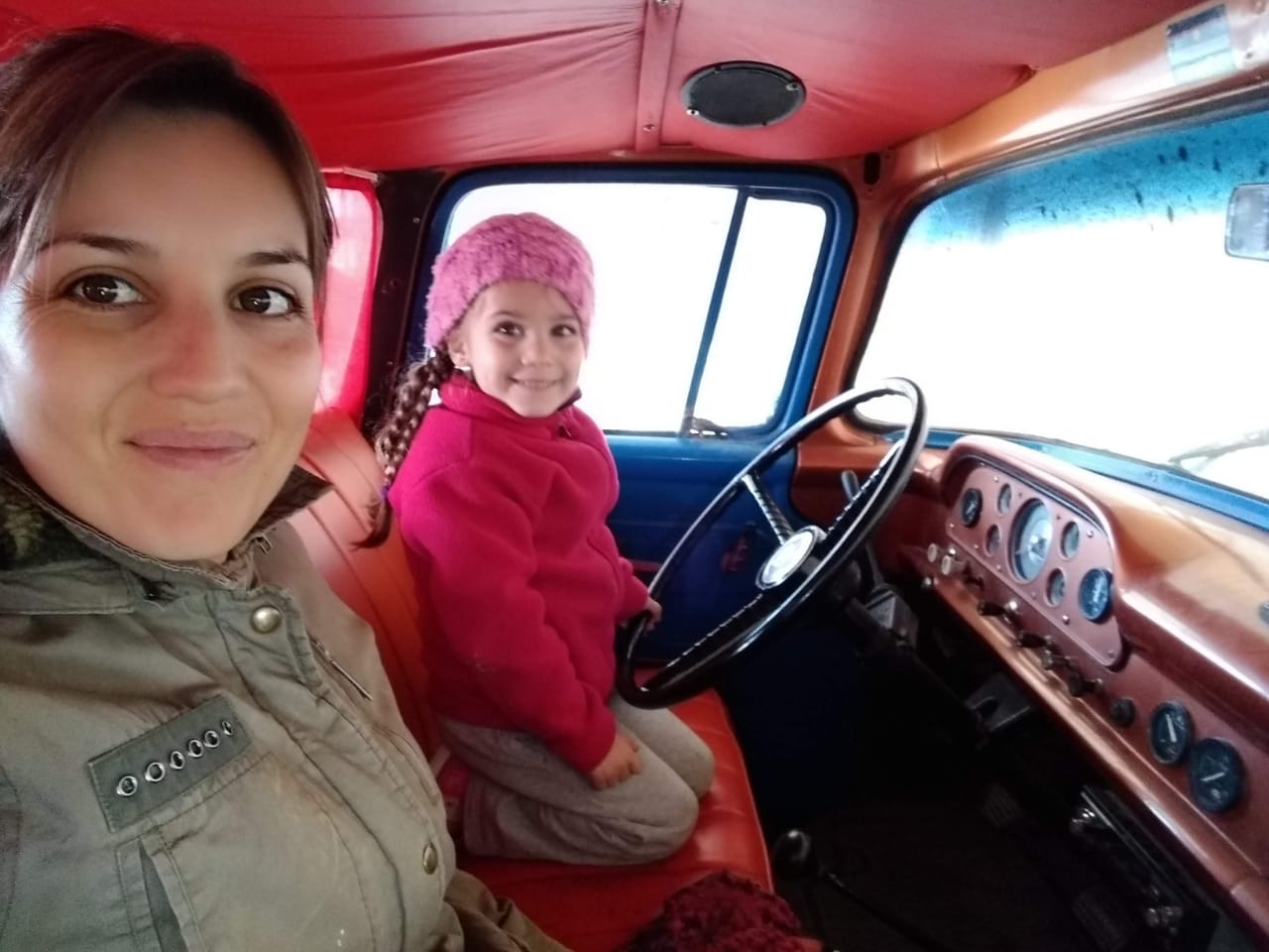 Verónica Herrmann y su hija Victoria a bordo de una antigua camioneta en los caminos de la Línea Sur. A su chata favorita la llama "La Loba".