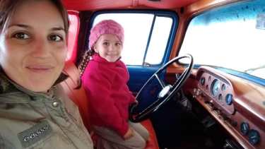 Verónica Herrmann y su hija Victoria a bordo de una antigua camioneta en los caminos de la Línea Sur. A su chata favorita la llama "La Loba".