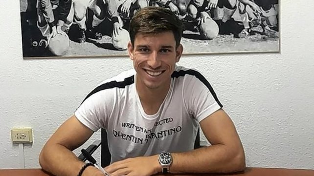 El defensor roquense Facundo Mura firmó su contrato y se convirtió en el nuevo refuerzo de Colón. Gentileza.