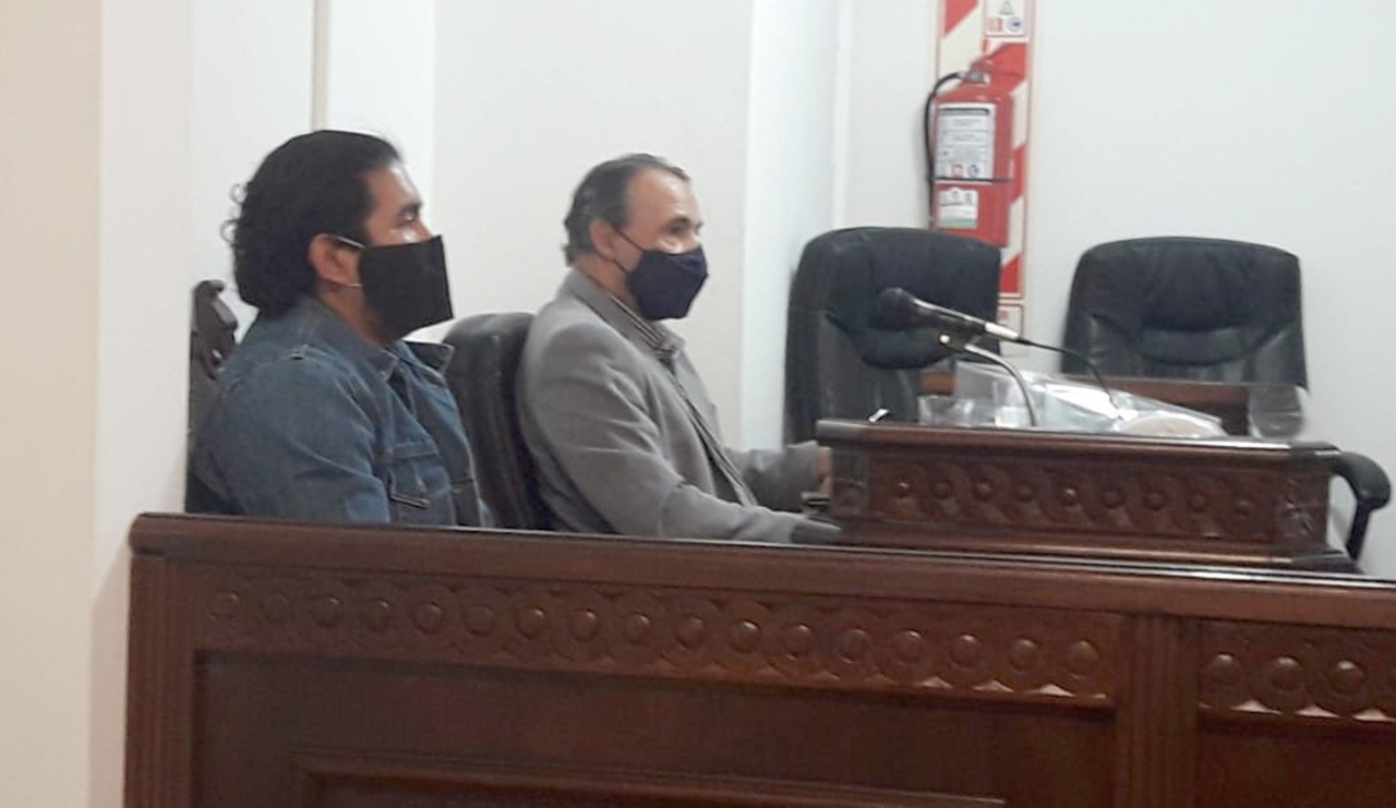 Fernando Jara y su abogado Gustavo Lucero, hoy durante la lectura del veredicto en Zapala. (César Soria)