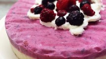 Imagen de Torta helada de banana y frutos rojos