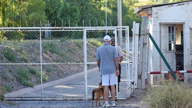 El ingreso al barrio desde Rincón de Emilio está cerrado y sobre la defensa hay un alambrado. (Florencia Salto)