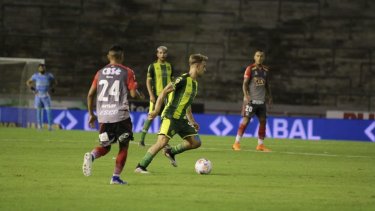 El futbolista roquense salió en el segundo tiempo ya que sintió una molestia. 