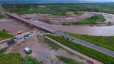El niño fue encontrado a orillas del río Salí.