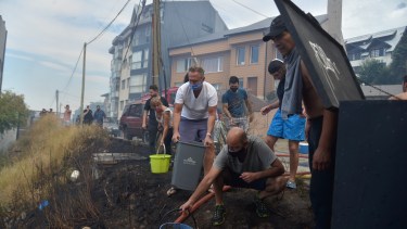 Trabajan en tierra y desde el aire para combatir el fuego (Foto: Marcelo Martínez)
