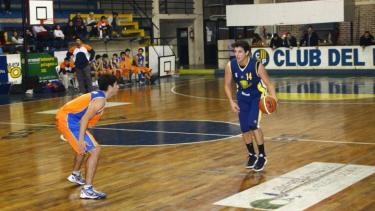 Fabi jugando un clásico para Progre contra Deportivo Roca en el Gigante. 