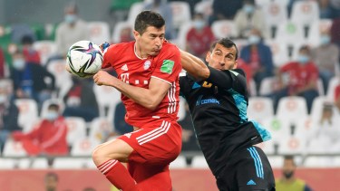 La acción polémica del partido involucró al polaco Lewandowski y a Guzmán, arquero argentino. 