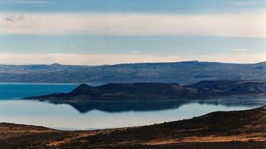 El lago Cardiel se encuentra a 80 kilómetros de la ciudad de Gobernador Gregores, que se encuentra ubicada en el centro de Santa Cruz, a 424 kilómetros de la capital, Río Gallegos.-
